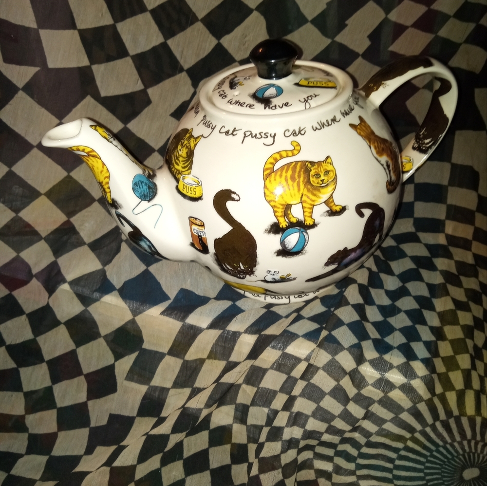 WHYMSICAL CARDEW DESIGN"KIT -TEA" TEA POT.
